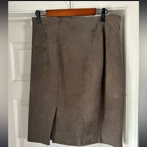 Women’s gray,faux Swede skirt. Knee length. Elastic waist. Stretchy. Smoke free